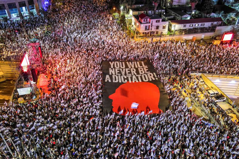 Foto del sábado de una manifestación en Tel Aviv contra la intención del gobierno de Israel de llevar adelante una reforma judicial.