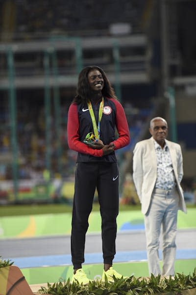 La atleta estadounidense Tori Bowie recibe una medalla de bronce por su tercer puesto en 200 metros lisos durante los Juegos Olímpicos de Río 2016. <a href="https://www.shutterstock.com/es/image-photo/rio-de-janeiro-brazil-august-18-681621919" rel="nofollow noopener" target="_blank" data-ylk="slk:Celsp Pupo/Shutterstock;elm:context_link;itc:0;sec:content-canvas" class="link ">Celsp Pupo/Shutterstock</a>
