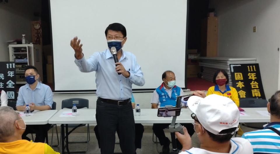 國民黨市長參選人謝龍介參加東區固本座談會，承諾當選後長輩免繳健保費。（記者吳孟珉攝）