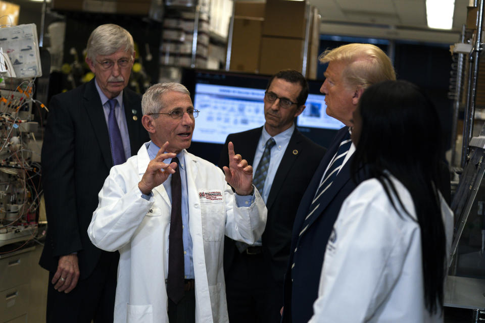 El médico Anthony Fauci, director del Instituto Nacional de Enfermedades Alérgicas e Infecciosas de Estados Unidos, habla con el presidente Donald Trump, el martes 3 de marzo de 2020, en Bethesda, Maryland. (AP Foto/Evan Vucci)