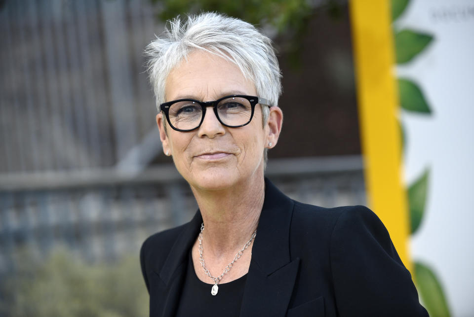 Schauspielerin Jamie Lee Curtis ist in Würde gealtert und färbt sich ihre grauen Haare nicht. (Bild: Chris Pizzello/Invision/AP Photo)