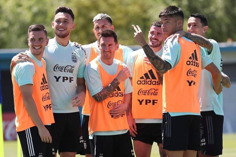 Lionel Messi junto a sus compañeros de la Selección Argentina.