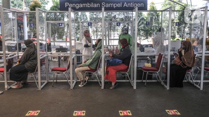 Calon penumpang melakukan pengambilan sampel antigen di Stasiun Pasar Senen, Jakarta, Minggu (4/7/2021). PT KAI (Persero) membatalkan perjalanan 44 kereta api terdiri dari 30 KA jarak jauh dan 14 KA lokal selama pemberlakuan pembatasan kegiatan masyarakat (PPKM) darurat (merdeka.com/Iqbal S Nugroho)