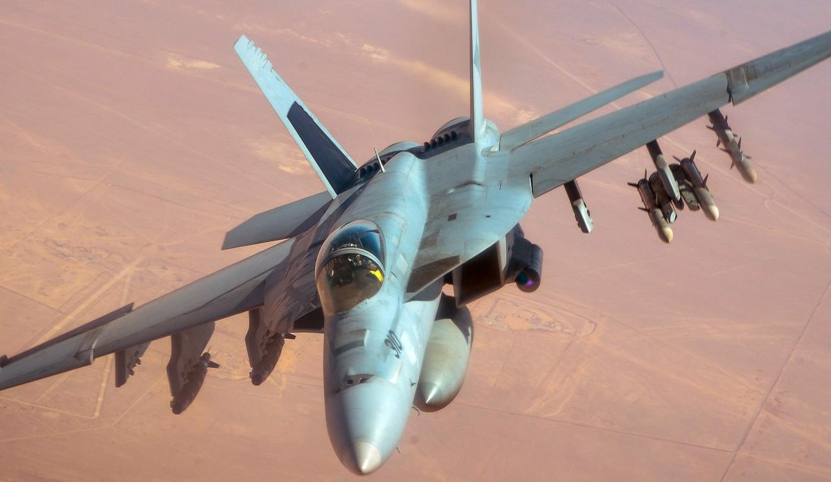 Super Hornets убиват от въздуха над Червено море