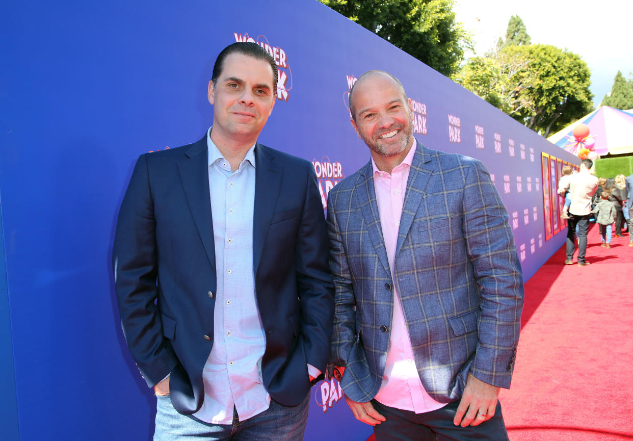 Luis García y Christian Martinoli durante la alfombra roja de la película animada 'Parque Mágico'. (Rachel Murray/Getty Images for Paramount Pictures)