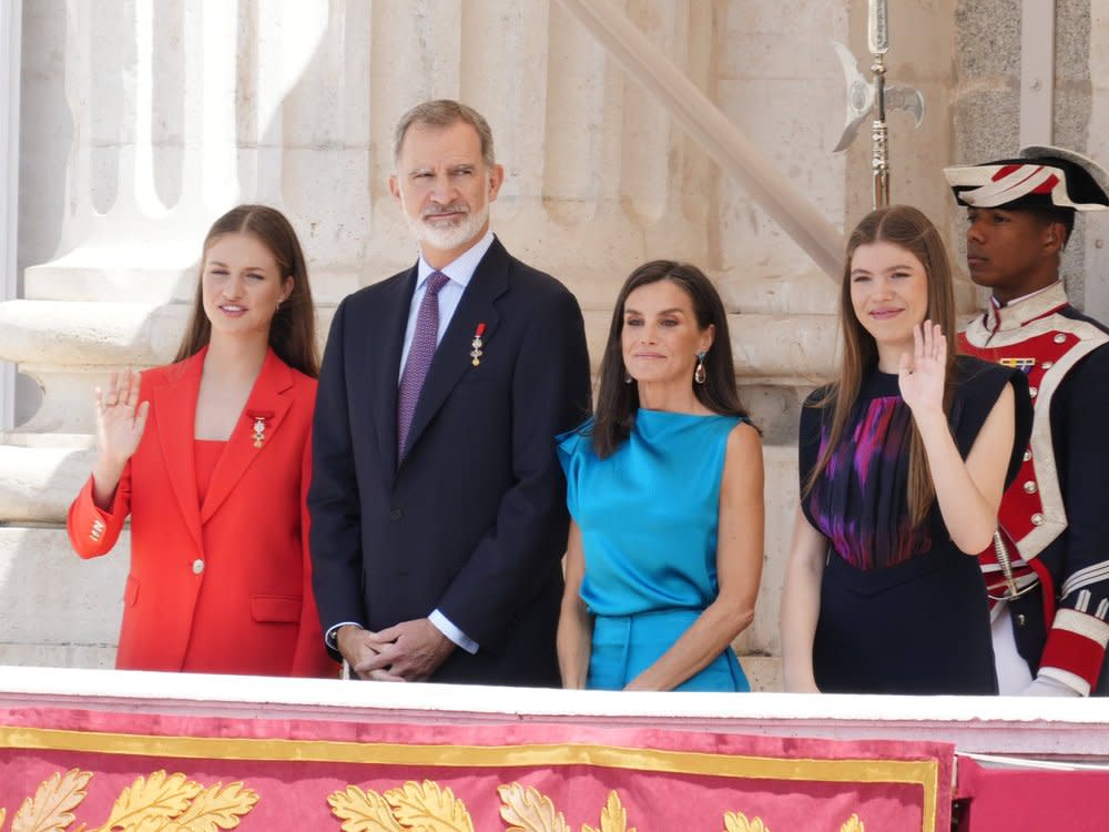 Kronprinzessin Leonor, König Felipe, Königin Letizia und Prinzessin Sofia auf dem Palastbalkon. (Bild: IMAGO/PPE)