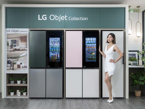 LG InstaView敲敲看門中門 Objet Collection上層以典雅的石墨綠，搭配霧面玻璃材質，展現柔美外觀。