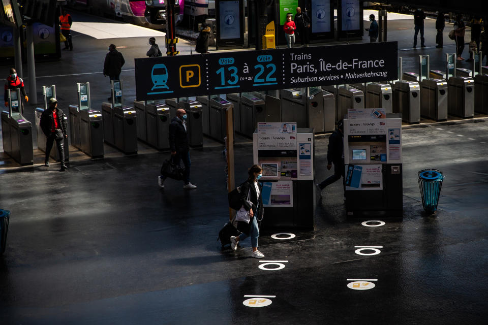 Paris: Fahrgäste gehen in der Halle des Pariser Bahnhofs "Gare du Nord", wo Bodenmarkierungen sie auf den Abstandsbegrenzung hinweisen. Foto: Aurelien Morissard / XinHua / dpa