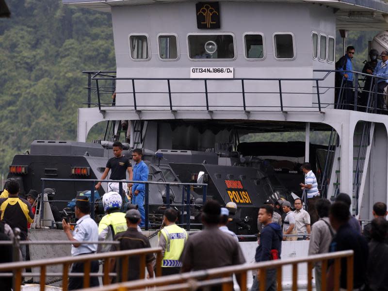 Fähre nach Nusakambangan: Der aufwändige Transport der Todeskandidaten zu ihrer Hinrichtungsstätte wurde zum Medienspektakel. Foto: Mast Irham/Archiv