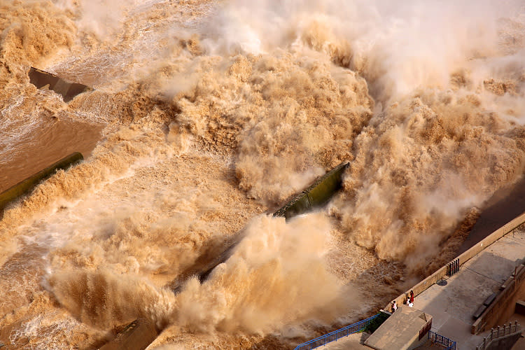 中國洪災，各地水庫都怕潰堤，緊急排洪。   圖 : 翻攝自中新網
