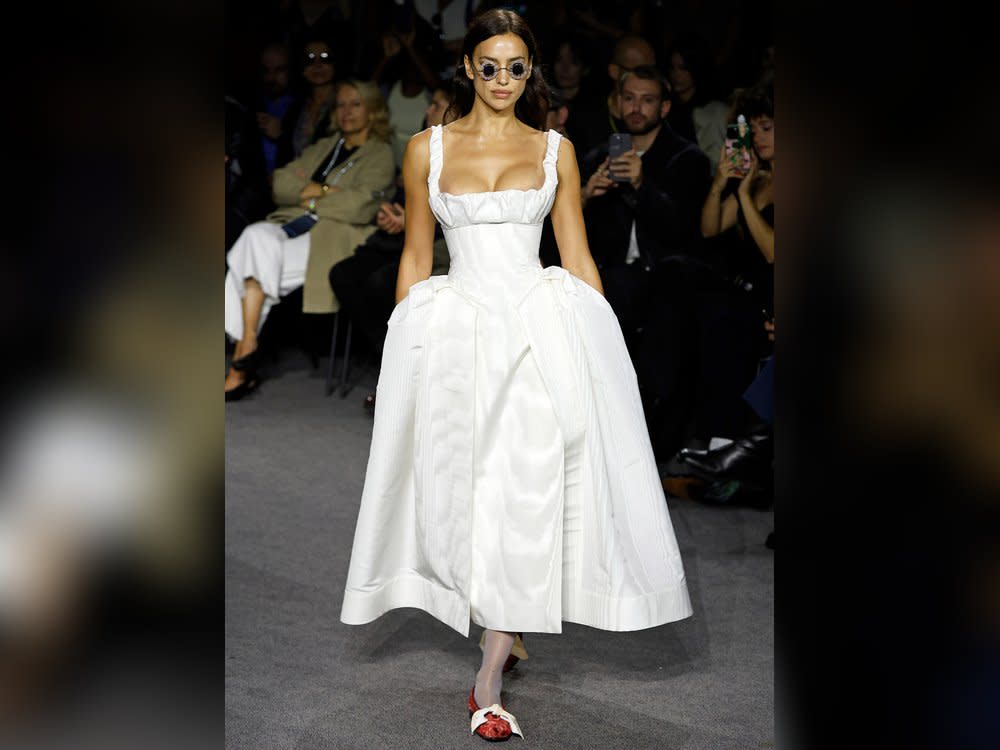 Irina Shayk in einem Milkmaid-Sundress bei der Andreas Kronthaler for Vivienne Westwood Fashion Show für die Frühjahrs- und Sommermode 2024. (Bild: IMAGO/Avalon.red)