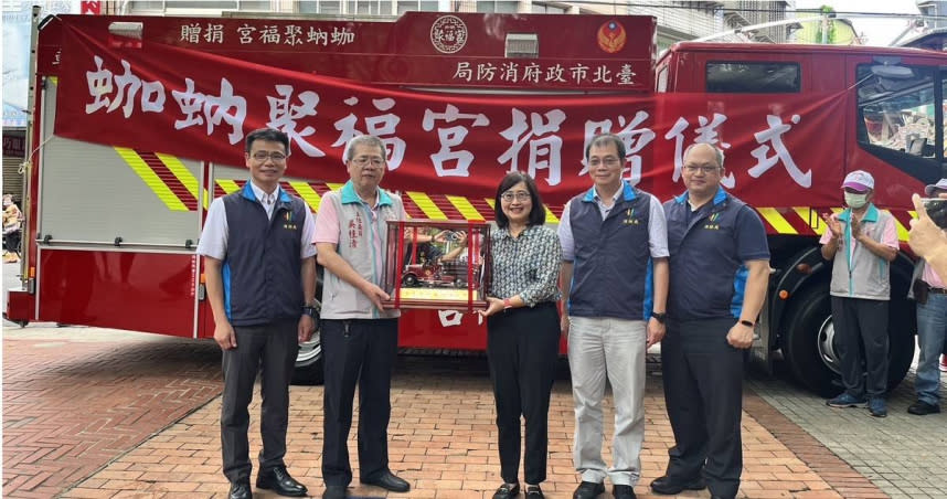 ��蚋聚福宮參與聯合捐贈的大型水箱消防車。（圖／翻攝畫面）