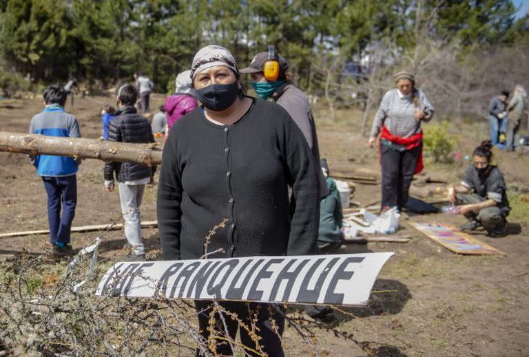 Integrantes de la comunidad Millalonco Ranquehue, en el territorio reivindicado por los mapuches