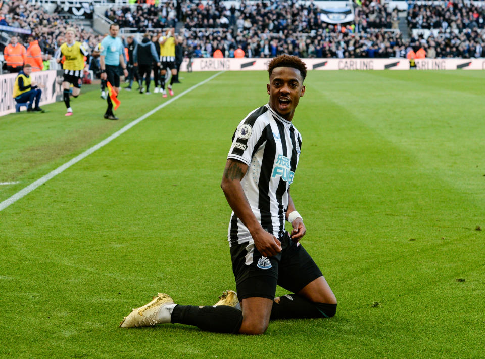 NEWCASTLE UPON TYNE, ENGLAND - APRIL 02:  Joe Willock of Newcastle United (28) celebrates after scoring Newcastles opening goalduring the Premier League match between Newcastle United and Manchester United at St. James Park on April 02, 2023 in Newcastle upon Tyne, England. (Photo by Serena Taylor/Newcastle United via Getty Images)