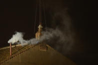 �VATICAN CITY, VATICAN - MARCH 13: White smoke billows from the chimney on the roof of the Sistine Chapel indicating that the College of Cardinals have elected a new Pope on March 13, 2013 in Vatican City, Vatican. Pope Benedict XVI's successor, the 266th Pontiff, has been selected by the College of Cardinals in Conclave in the Sistine Chapel. (Photo by Jeff J Mitchell/Getty Images)