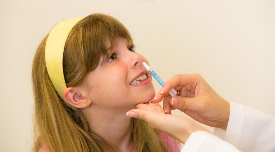 芬蘭近日研發出一款鼻噴式的新冠肺炎疫苗。圖為一名女孩接受鼻內流感疫苗的施打   翻攝自Hospital New