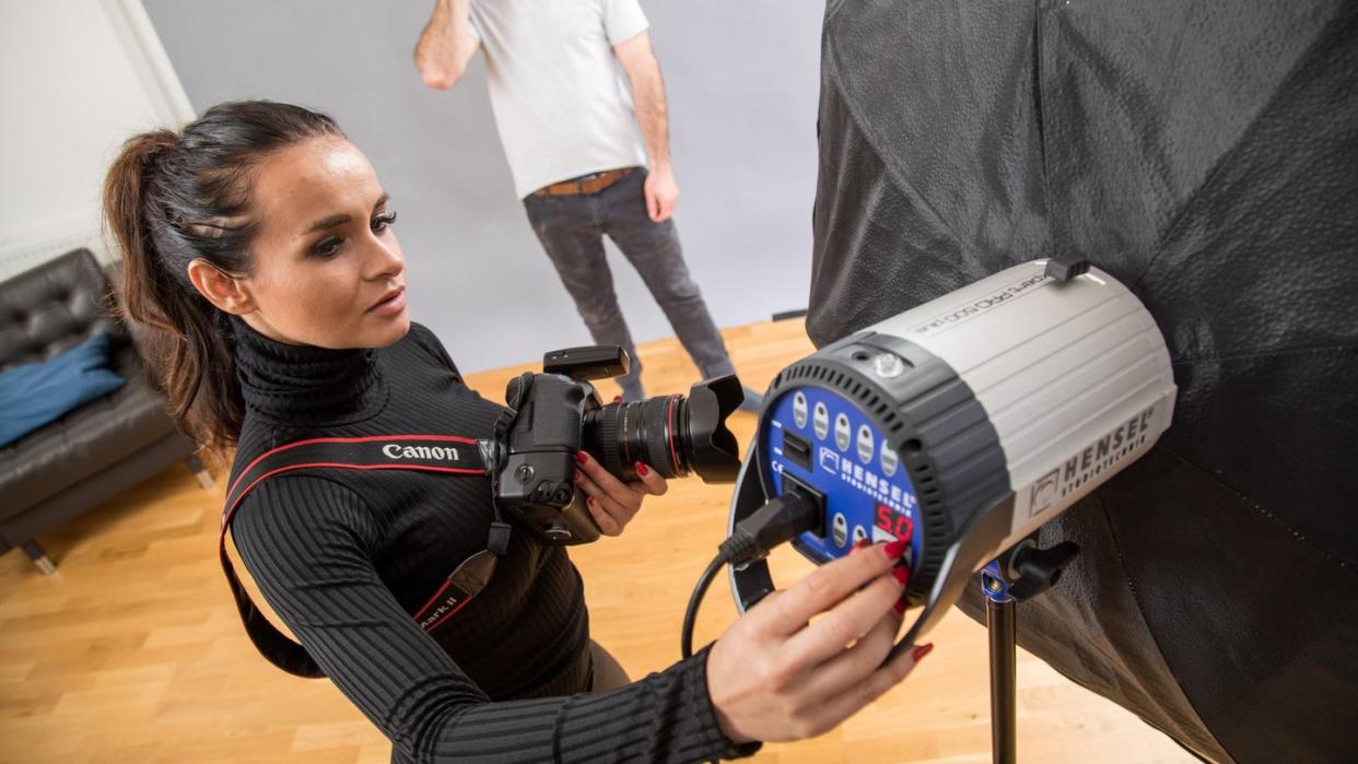 Für ein weicheres Licht setzen Profis im Studio große, schirmartige Softboxen ein, in denen ein Blitz steckt. Für unterwegs gibt es aber auch deutlich kleinere Softboxen, die an Aufsteckblitzen angebracht werden können. Foto: Christin Klose