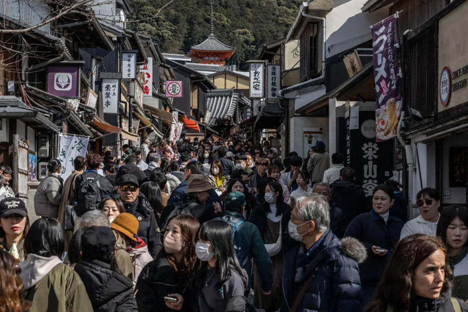 An influx of tourists in Japan's famous geisha district in Kyoto has left a sour taste in the mouths of locals, prompting new signs threatening a $100 fine. Source: Getty Images
