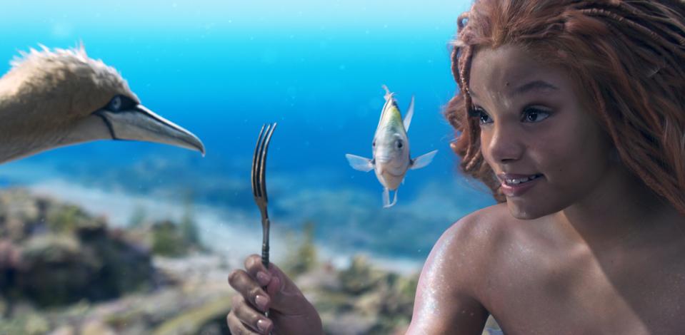 (L-R): Scuttle (voice: Awkwafina), Flounder (voice: Jacob Tremblay), Halle Bailey as Ariel in <em>The Little Mermaid </em>