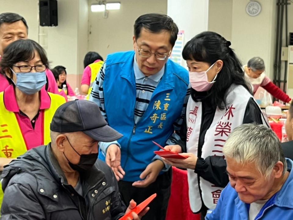 林榮三基金會代表人瓏山林台北中和飯店總經理朱少菡（右）致贈街友紅包關懷 中為三重區長陳奇正。（新北市社會局提供）