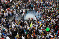 Demonstrators clash with riot police during the so-called "mother of all marches" against Venezuela's President Nicolas Maduro in Caracas, Venezuela April 19, 2017. REUTERS/Carlos Garcia Rawlins