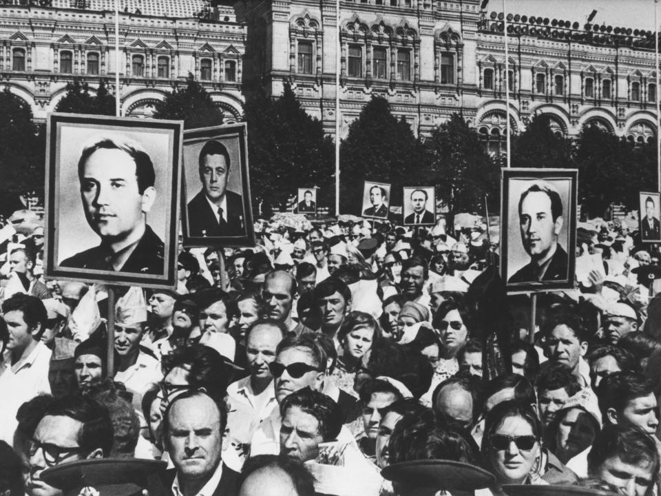 Crowds march through Red Square to mourn Russian astronauts' deaths.