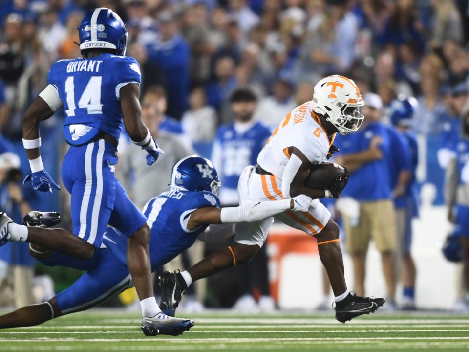 Tennessee running back Dylan Sampson (6) on the run play during the NCAA college football game against Kentucky on Saturday, October 28, 2023 in Lexington, KY.