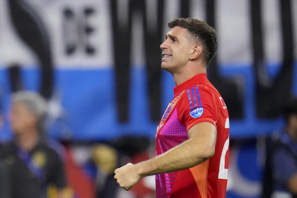 El arquero Emiliano Martínez, de Argentina, festeja luego de vencer a Ecuador por penales en los cuartos de final de la Copa América, el jueves 4 de julio de 2024, en Houston (AP Foto/Julio Cortez)