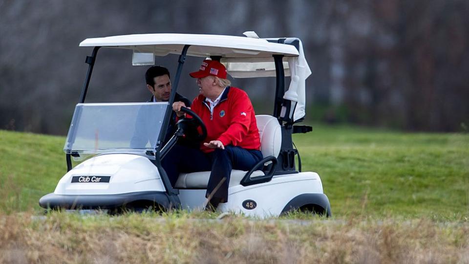 Trump en un campo de gold