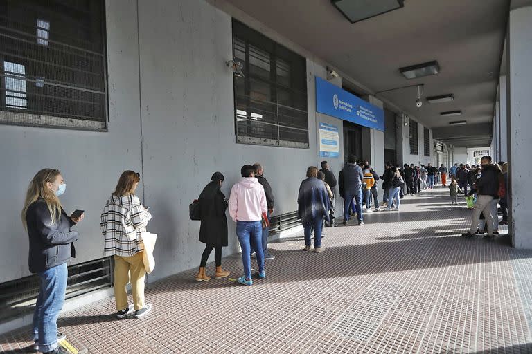 Cola de gente para sacar el DNI y pasaporte en el renaper de Av. Colon 1093. Hay demoras de hasta tres o cuatro meses en la entrega de los pasaportes por falta de chips.