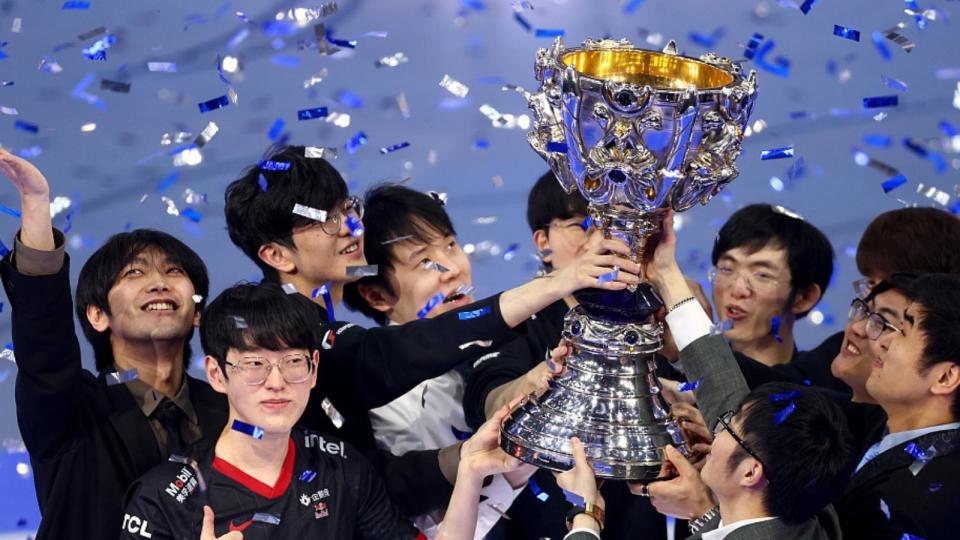 LPL's EDward Gaming (EDG) were the winners of Worlds 2021. Given Riot's involvement in the visa application process, pro players from the region won't likely face the same challenge as Dota 2 professionals. But with tightening visa restrictions in the US, the uncertainty is still there. (Photo: Riot Games)