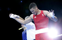 Britain's Anthony Ogogo reacts as he is declared the winner over Germany's Stefan Hartel (L) after their quarterfinal Men's Middle (75kg) boxing match at the London Olympic Games August 6, 2012. REUTERS/Murad Sezer (BRITAIN - Tags: SPORT BOXING OLYMPICS) 