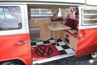 Il Volkswagen T2 Bay incarna in sé il mito del viaggio on the road ed è impossibile rimanere impassibili di fronte alle sue forme morbide e simpatiche. Questo, immatricolato nel 1972, è un mezzo che, oltre le sue portiere, nasconde un’atmosfera che ricorda quella dei diner americani comparsi in tanti film, ricca di dettagli geometrici rossi e bianchi. Si trova a Plant Glas, un piccolissimo villaggio del Galles immerso nella natura e circondato da città storiche come Carnarfon e altre di marinai come Pwllheli. Il punto di partenza ideale per chi vuole scoprire il Galles più autentico.(Yescapa)