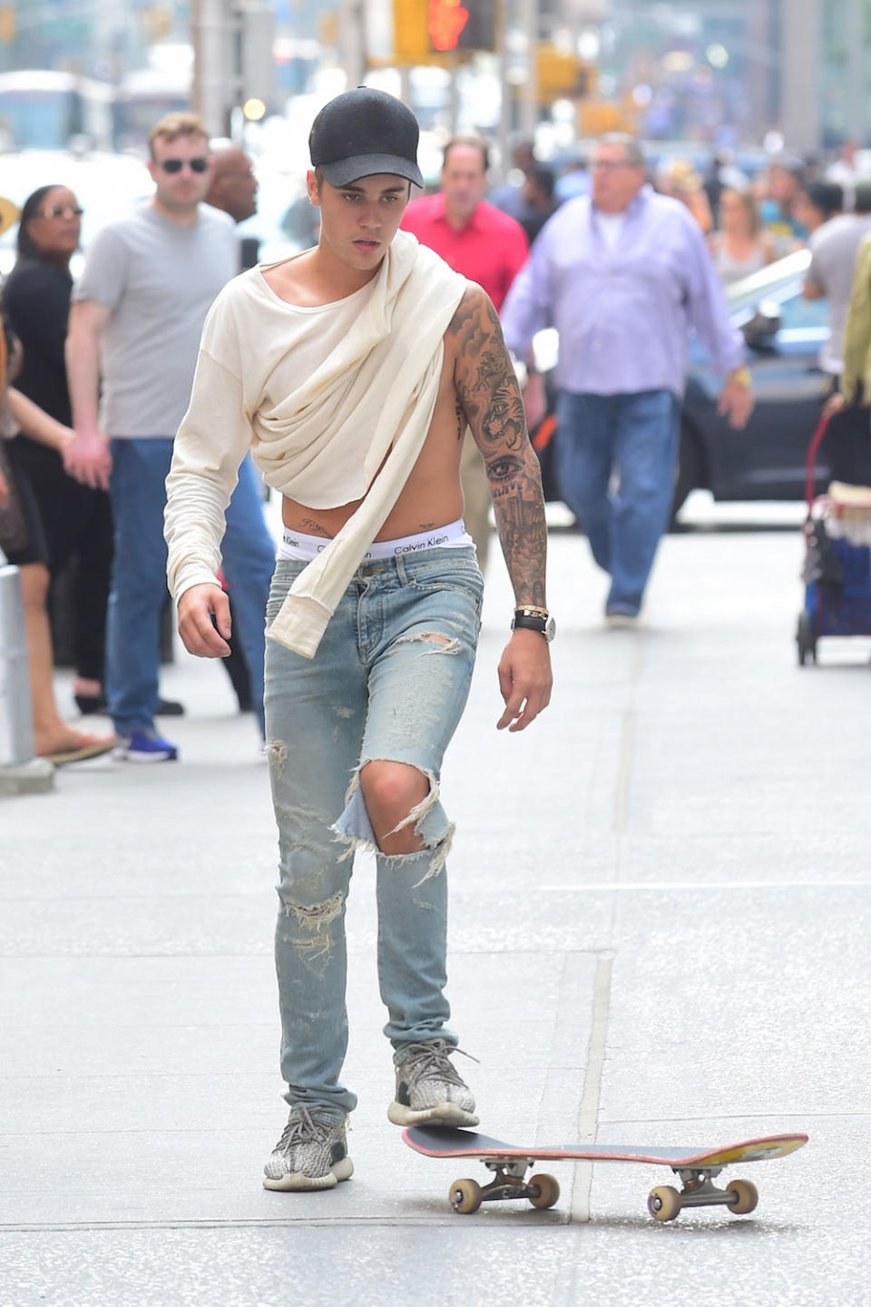 <p>Bieber is way too busy to put on both sleeves. He's got places to be!</p>