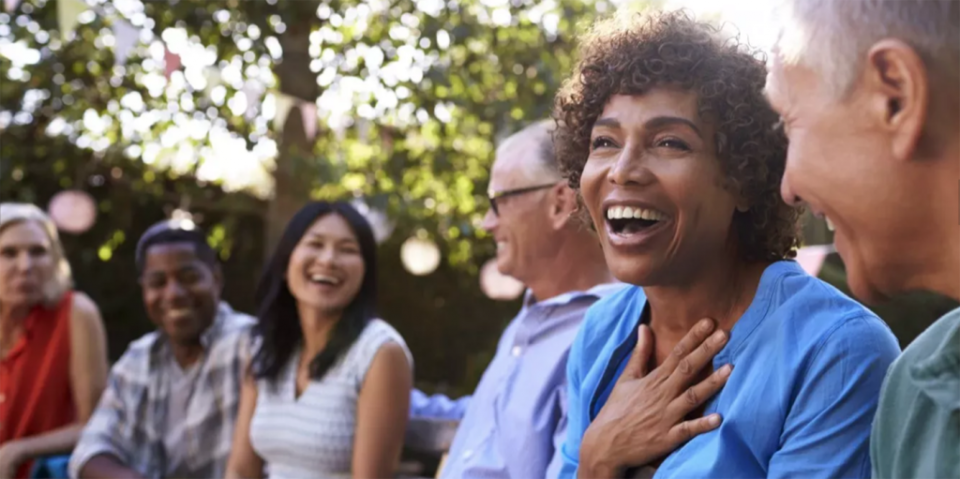 <span>Numerosos estudios confirman que la convivencia con amigos y seres queridos no solo aumenta el nivel de felicidad, sino que prolonga la vida. (Foto: Istock/Getty Images Plus)</span>