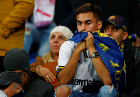 Un fanático de Boca Juniors se ve abatido al final del partido por la final de la Copa Libertadores en el que fue vencido por el River Plate por 3-1, en el estadio Santiago Bernabéu, en Madrid, España, 9 de diciembre de 2018. REUTERS/Javier Barbancho