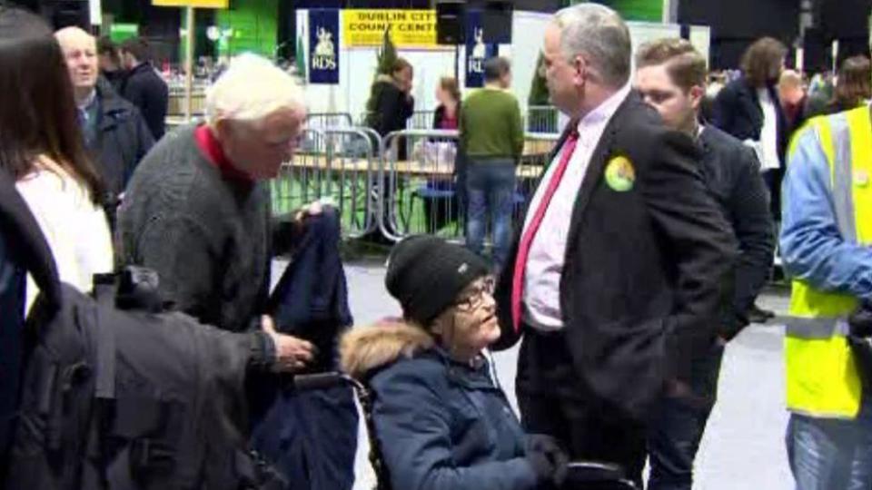 Rose Dugdale en un centro de recuento electoral en las elecciones irlandesas de 2016.