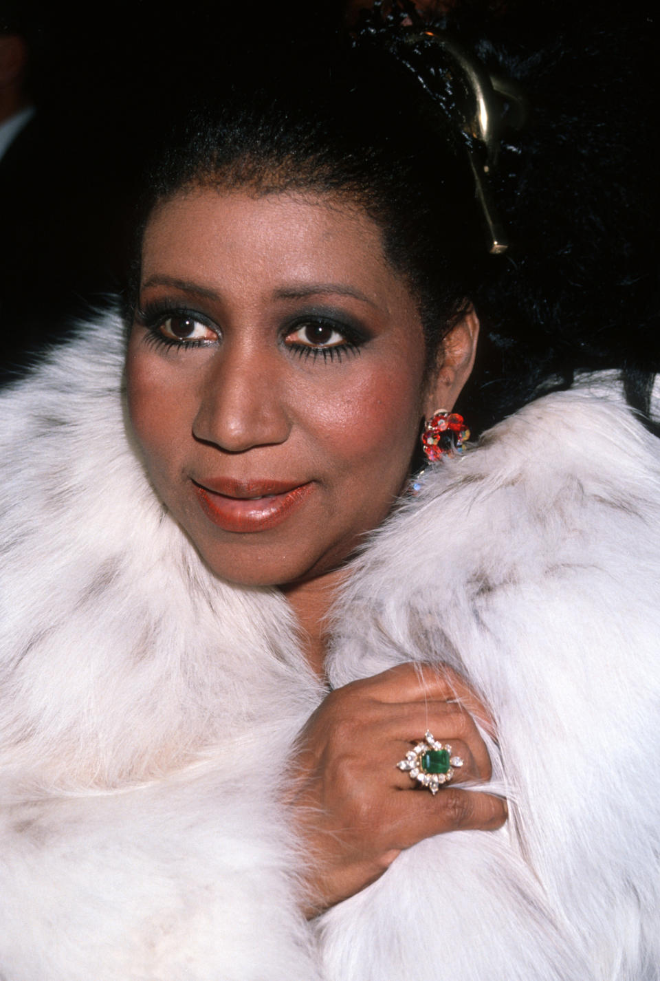 <p>Aretha Franklin trägt für die „Nacht der 100 Stars“ einen luxuriösen weißen Pelzmantel, einen Smaragd-Diamantring und Smokey-Eyes. (Foto von Ron Galella, Ltd./WireImage) </p>