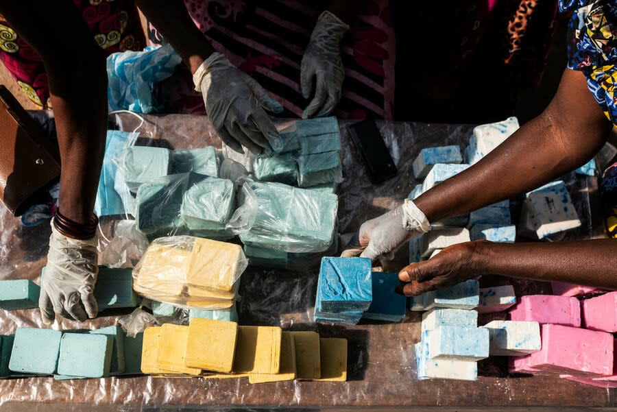 The soap bars are cut out (WFP/Arete/Fredrik Lerneryd)