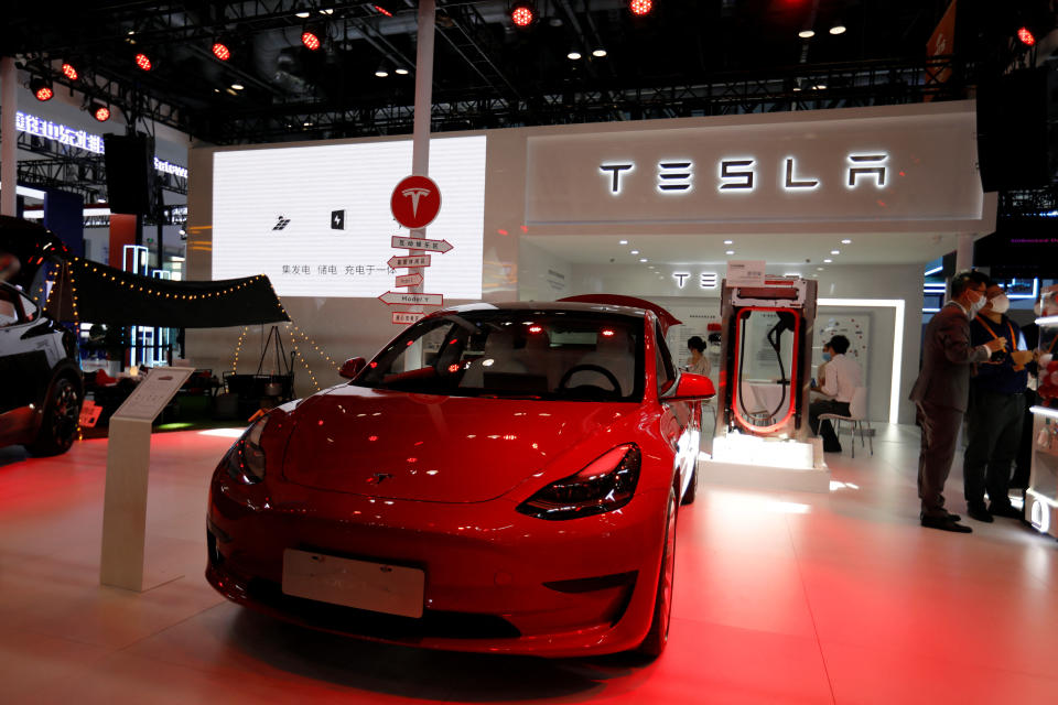 En Tesla Model 3 elektrescht Gefier (EV) gëtt op der China International Fair for Trade in Services (CIFTIS) zu Peking, China den 1. September 2022 gewisen. REUTERS/Florence Lo