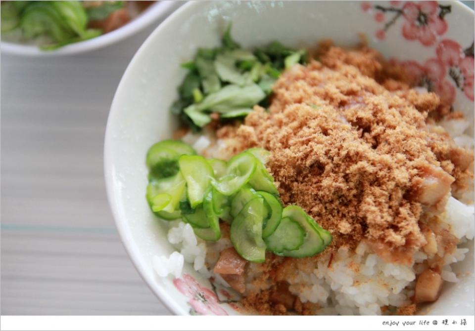 [台南小吃]百元虱目魚丸綜合湯讓人意猶未盡～再來一盤水果大滿足！