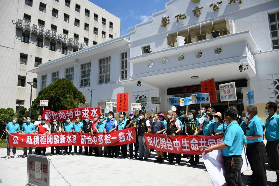 限水措施實施後供水狀況不穩定，彰化市長林世賢和全市里長站出來為民請命，籲請增加水源與供水穩定。   圖 : 彰化市公所/提供