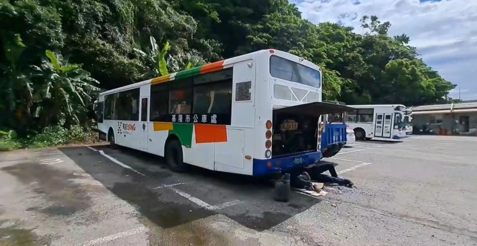 <strong>203路線公車返回和平島公車站時沿路車底漏油。（圖／中天新聞）</strong>