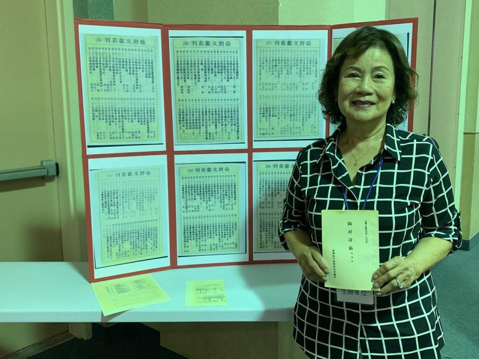 陳十美將珍藏的466本「台灣文獻叢書」19日在洛杉磯僑教中心展出，供社區民眾閱讀。（記者張宏／攝影）