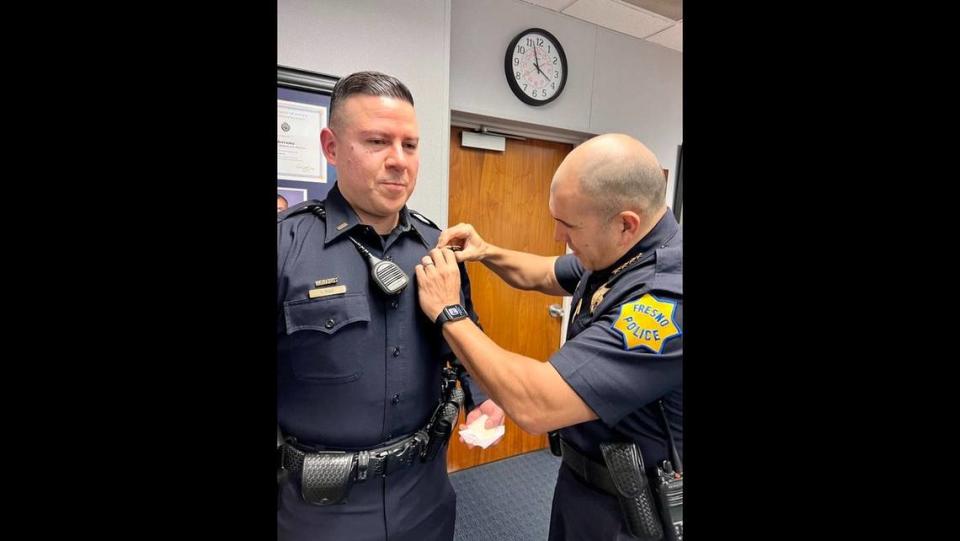 El teniente Ignacio Ruiz Jr. recibe su placa de teniente de manos del jefe de policía de Fresno, Paco Balderrama, según un tuit del jefe del 2 de febrero de 2022.