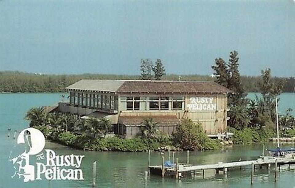 Rusty Pelican en 1990, después del incendio que destruyó el edificio original, pero antes de varias renovaciones importantes.