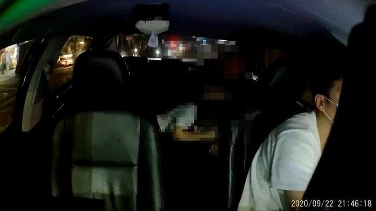 一名Uber司機在群組上傳乘客在車上口交的影片，男女主角更傳出是任職於國小的2名教師。（翻攝自「爆料公社」）