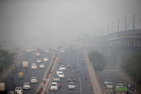 Traffic drives through smog in Delhi, November 7, 2016. REUTERS/Cathal McNaughton