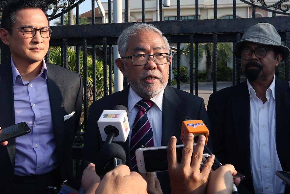 Political exile Tan Wah Piow (centre) with Thum Ping Tin (left) in Malaysia in August 2018. (Photo Razak Ghazali via The Malay Mail)