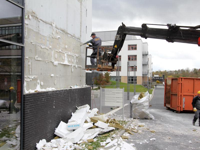 Mitarbeiter eines Abrissunternehmens entfernen Reste einer eingestürzten Fassade an der Uni Göttingen. Foto: Stefan Rampfel